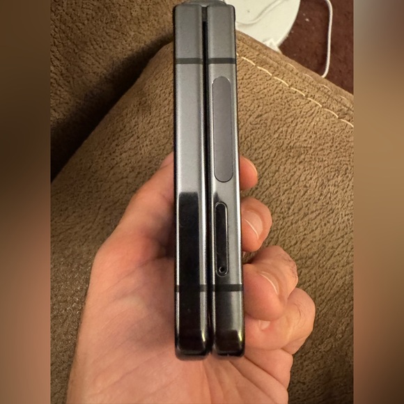 Samsung Galaxy Flip 5- 256GB - Picture 2 of 6